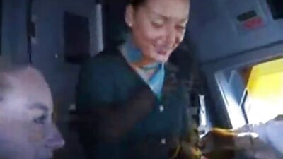 En blondine med pigtails bliver penetreret af sin veninde fra skolen