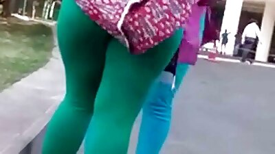 Lækker blondine lader en beskidt gammel mand udnytte sin varme krop
