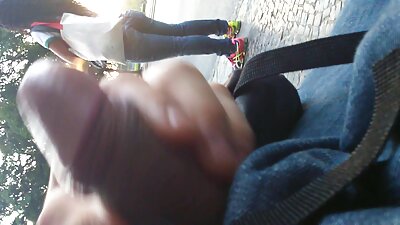 En blondine, der elsker at blive rørt ved, bliver kneppet på sofaen