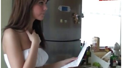 Flot blond dukkeansigt med choker har det sjovt med en latinsk fyr