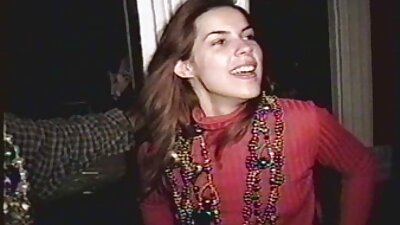 Dreng beviser, at hans pik er stor, og den tankevækkende chick går med til at kneppe