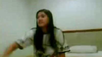 To biseksuelle piger har trekant-interaktion med en fyr