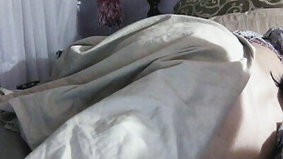 En kylling er i bilen, og hun sutter en pik der med et smil