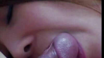 En teenager ser sin mor blive kneppet af sin mand