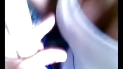 En rask milf, der har store falske bryster, bliver fingeret af en mand