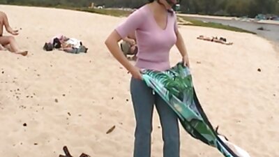 En milf er sammen med sin datter og håndterer en pik i en trekant