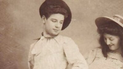 Blondinen med store falske bryster skriger, mens hun får kneppet sin våde fisse