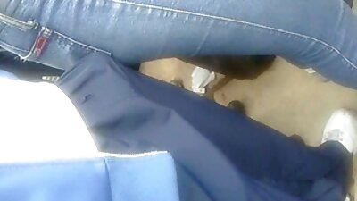 Curly Ebony byder den hvide mands penis velkommen i en bil efter en tur