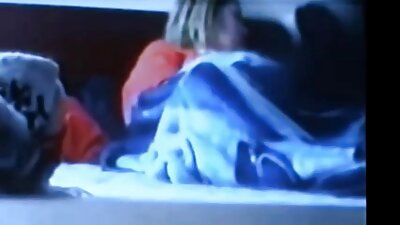 En blondine tager en rem på for at kneppe sin tæve i røven