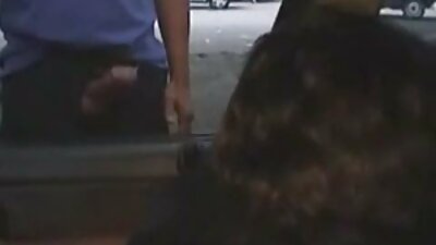 En blondine og brunetten bliver nøgne, og så rider de på en stor pik