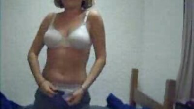 En blondine og rødhåret hopper på en fyr på sengen i soveværelset