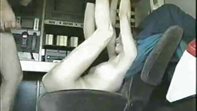 Dement sex på leopardtæppe mellem machomand og ung tøs